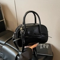 Sac oreiller noir brillant avec détail nœud et bandoulière pour femme au style moderne - Noir