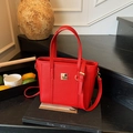 Minimalistische rote Beuteltasche aus Kunstleder mit Litschi-Struktur und Goldschloss - Rot
