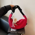 Borsa a tracolla a mezzaluna rosso acceso in tela con cinturino nero e ciondolo colorato - Rosso Vino Con Pendente