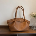 Elegante borsa tote in pelle marrone con design a pieghe e raffinata fibbia dorata - Marrone