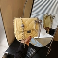 Sac bandoulière matelassé jaune pâle avec perles et bandoulière en chaîne métal - Jaune (Avec Pendentif)