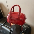 Mini sac polochon en cuir verni rouge foncé avec nœuds élégants et poignées à main - Bordeaux