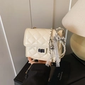 Sac bandoulière matelassé beige avec chaîne en perles, nœud et ruban en dentelle - Blanc (Avec Pendentif)