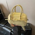 Sac polochon en cuir verni jaune pâle avec nœuds élégants et bandoulière polyvalente - Jaune
