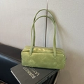 Sac baguette vert avocat en cuir verni brillant avec double bandoulière au style oreiller - Vert