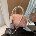 Elegante bolso bowling rosa y blanco con colgante de raqueta a la moda y correa de hombro - Rosa