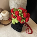 Borsa a secchiello in maglia fatta a mano con rose rosse 3D e tracolla sottile elegante - Nero e Rosso