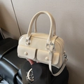 Borsa Boston bianco crema minimalista con doppie tasche anteriori e tracolla regolabile - Bianco