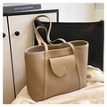 Bolso tote grande marrón claro con textura de cuero granulado y bolsillo frontal exterior - Caqui