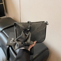 Petit sac carré minimaliste en denim gris foncé avec une poignée froncée en cuir noir - Noir
