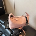 Rosa Wildleder Umhängetasche mit Silberreißverschluss und Herzanhänger in der Hand - Roze mit Anhänger