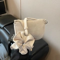 Sac bandoulière carré blanc cassé minimaliste avec un charmant détail de chouchou - Blanc