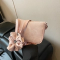 Sac bandoulière rectangulaire rose avec texture ondulée et détail chouchou assorti - Rose
