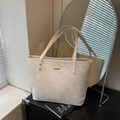 Elegante bolso tote beige con ribetes de cuero y placa de metal para el uso diario - Blanco Roto