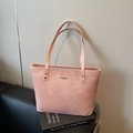 Bolso tote rosa palo con asas de cuero y placa metálica de diseño elegante - Rosa