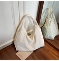 Bolso tote informal grande en color beige crema con tejido de nailon texturizado - Blanco