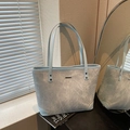 Bolso tote azul claro en tejido lavado con correas de cuero y placa metálica frontal - Azul