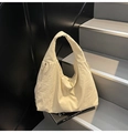 Bolso hobo beige minimalista de nailon texturizado con correa ancha para el hombro - Beige