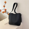Bolso cubo de cuero granulado negro con correa ancha y letras de moda elegantes - Negro