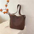 Bolso tipo cubo de cuero marrón con textura de lichi y elegantes accesorios otoñales - Marrón
