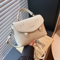 Piccola borsa beige in pelle martellata con fibbia in metallo e manico superiore - Bianco