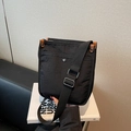 Bolso bandolera de lona negra con detalles de cuero marrón y correa ajustable - Negro