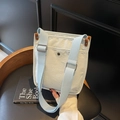 Bolso tote de lona azul hielo con correa ancha beige para uso diario casual - Azul