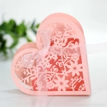 Detail der rosa lasergeschnittenen Herz-Süßigkeitenbox mit floralem Muster und Schleife - Rosa