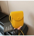 Detalle de un bolso bandolera amarillo para móvil en piel de grano litchi con solapa chic - Amarillo Jengibre