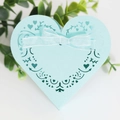 Dettaglio della scatola porta confetti a cuore traforata laser blu con fiocco in seta - Blu Chiaro Perlato