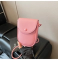 Primer plano de bolso rosa para móvil en cuero con textura de lichi y solapa redondeada - Rosa