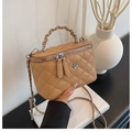 Sac seau matelassé chameau élégant avec logo floral argenté et bandoulière chaîne - Marron