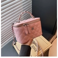 Sac seau matelassé rose avec fermoir camélia argenté et poignée en chaîne cuir - Rose