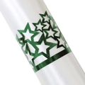 Macro d'un rond de serviette étoile métallique vert sur un tissu en satin blanc - Vert Réfléchissant Double Face