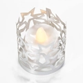 Detalle de la vela LED de luz cálida con funda decorativa plateada y patrón de estrellas - Plata Reflectante de Doble Cara