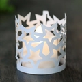 Vue détaillée du photophore blanc étoilé avec lueur chaleureuse de bougie LED - Blanc