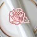 Détail du rond de serviette en papier nacré rose avec motif de rose découpé au laser - Rose