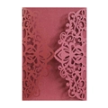 Λεπτομέρεια laser-cut μοτίβου μαντάλα σε μπορντό προσκλητήριο γάμου με γυαλιστερό φινίρισμα - Σκούρο Κόκκινο