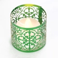 Dettaglio del portacandele in metallo verde tagliato al laser con motivi damascati e LED - Verde Riflettente Fronte-Retro