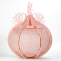 Dettaglio macro dei motivi a rosa tagliati al laser sulla lanterna di carta rosa 3D - Rosa