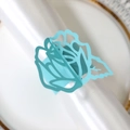 Gros plan d'un rond de serviette en papier bleu clair découpé au laser avec rose - Bleu Tiffany