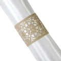 Detailansicht eines goldenen Serviettrings mit floralem Laserschnitt auf Satin - Beige Gold