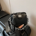 Borsa a tracolla chic nera in pelle martellata con catena argento e chiusura a scatto - Nero