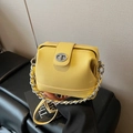 Elegante borsa a secchiello gialla in pelle litchi con catena argento e fibbia in metallo - Giallo