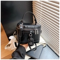 Bolso cuadrado minimalista de charol negro con textura plisada y colgante de perla y encaje - Con Colgante / Negro