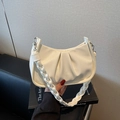 Elegante bolso nube blanco en cuero litchi con correa tejida y hebilla plateada - Blanco