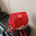Borsa a secchiello rossa minimalista in pelle a grana con catena e chiusura in argento - Rosso