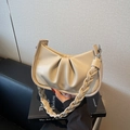 Bolso nube de cuero sintético beige con diseño fruncido y asa trenzada - Caqui