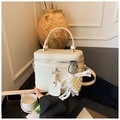 Bolso de mano beige elegante efecto cuero craquelado con charm de uva de perlas - Con Colgante / Blanco