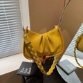 Bolso nube amarillo en cuero con motivo de lichi y correa trenzada en escena moderna - Amarillo